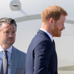 Le prince Harry, duc de Sussex et sa femme Meghan Markle, duchesse de Sussex arrivent à l'aéroport de Dublin, le 10 juillet 2018.