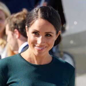 Le prince Harry, duc de Sussex et sa femme Meghan Markle, duchesse de Sussex arrivent à l'aéroport de Dublin, le 10 juillet 2018.