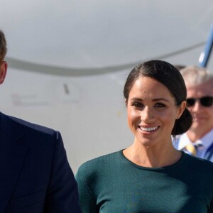 Le prince Harry, duc de Sussex et sa femme Meghan Markle, duchesse de Sussex arrivent à l'aéroport de Dublin, le 10 juillet 2018.