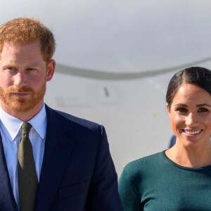 Le prince Harry, duc de Sussex et sa femme Meghan Markle, duchesse de Sussex arrivent à l'aéroport de Dublin, le 10 juillet 2018.