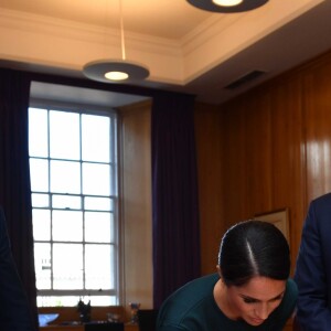 Le prince Harry, duc de Sussex, et sa femme Meghan Markle, duchesse de Sussex lors d'un entretien avec Leo Varadkar (Taoiseach) au "Government Buildings" lors de leur visite à Dublin, le 10 juillet 2018.