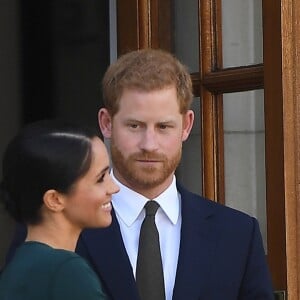 Le prince Harry, duc de Sussex, et sa femme Meghan Markle, duchesse de Sussex lors d'un entretien avec Leo Varadkar (Taoiseach) au "Government Buildings" lors de leur visite à Dublin, le 10 juillet 2018.