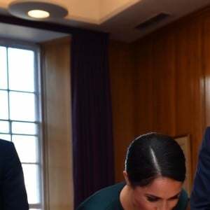 Le prince Harry, duc de Sussex, et sa femme Meghan Markle, duchesse de Sussex lors d'un entretien avec Leo Varadkar (Taoiseach) au "Government Buildings" lors de leur visite à Dublin, le 10 juillet 2018.