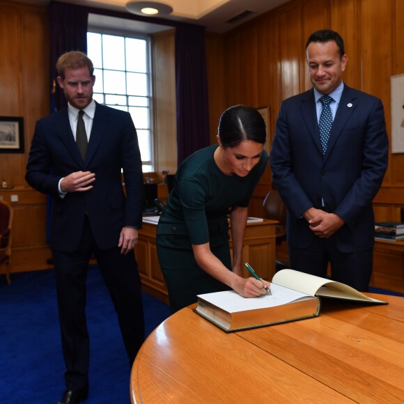 Le prince Harry, duc de Sussex, et sa femme Meghan Markle, duchesse de Sussex lors d'un entretien avec Leo Varadkar (Taoiseach) au "Government Buildings" lors de leur visite à Dublin, le 10 juillet 2018.