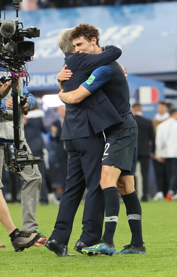 Le sélectionneur de l'équipe de France Didier Deschamps et Benjamin Pavard à l'issue de la demi-finale de la Coupe du monde France - Belgique à Saint-Pétersbourg, Russie, le 10 juillet 2018.