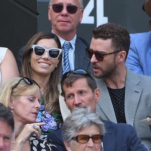 Justin Timberlake et sa femme Jessica Biel dans les tribunes du tournois de Wimbledon à Londres, le 10 juillet 2018.