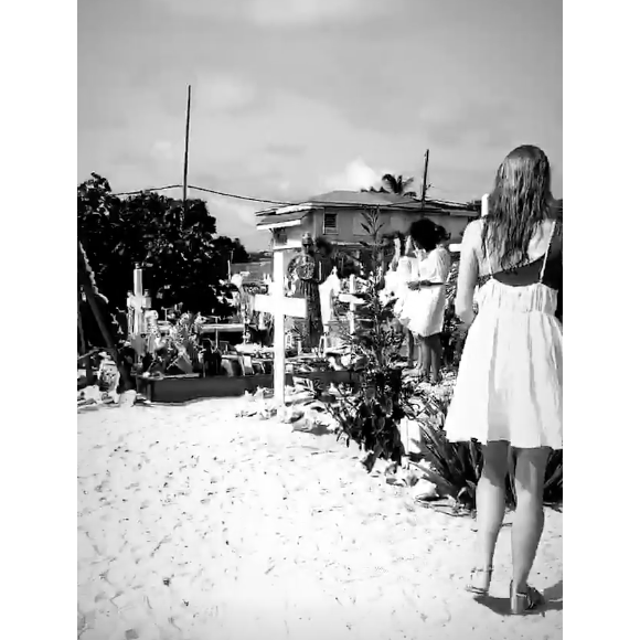 Miss France se rend sur la tombe de Johnny Hallyday, le 11 juillet 2018 à Saint-Barth.
