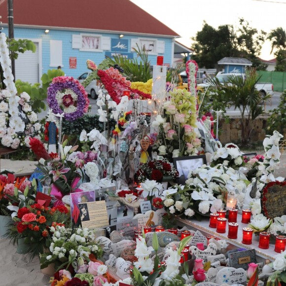 Exclusif - Les fans de Johnny Hallyday célèbrent l'anniversaire (75ans) posthume de la star sur la tombe fleurie au cimetière marin de Lorient, en l'absence de messe, de concert ou de soirée hommage organisés sur l'île de Saint-Barthélémy, Antilles françaises, France, le 15 juin 2018.