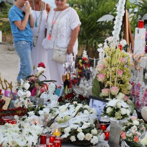 Exclusif - Les fans de Johnny Hallyday célèbrent l'anniversaire (75ans) posthume de la star sur la tombe fleurie au cimetière marin de Lorient, en l'absence de messe, de concert ou de soirée hommage organisés sur l'île de Saint-Barthélémy, Antilles françaises, France, le 15 juin 2018.