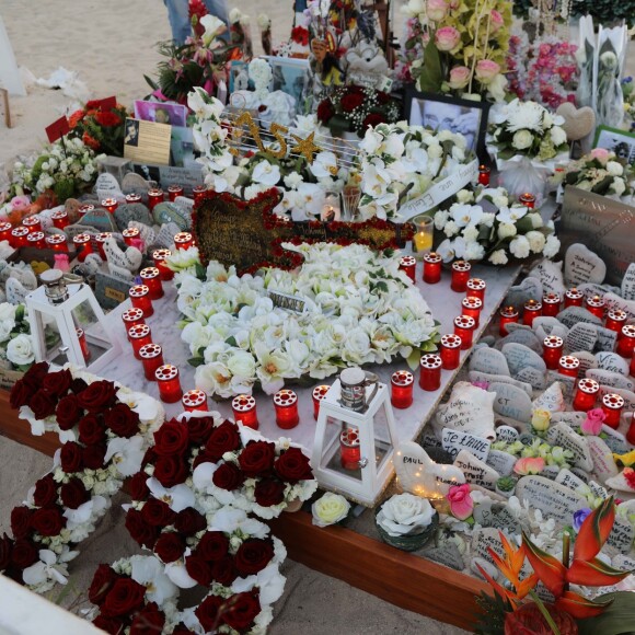 Exclusif - Les fans de Johnny Hallyday célèbrent l'anniversaire (75ans) posthume de la star sur la tombe fleurie au cimetière marin de Lorient, en l'absence de messe, de concert ou de soirée hommage organisés sur l'île de Saint-Barthélémy, Antilles françaises, France, le 15 juin 2018.