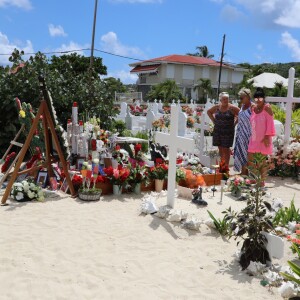 Exclusif - Les fans de Johnny Hallyday célèbrent l'anniversaire (75ans) posthume de la star sur la tombe fleurie au cimetière marin de Lorient, en l'absence de messe, de concert ou de soirée hommage organisés sur l'île de Saint-Barthélémy, Antilles françaises, France, le 15 juin 2018.
