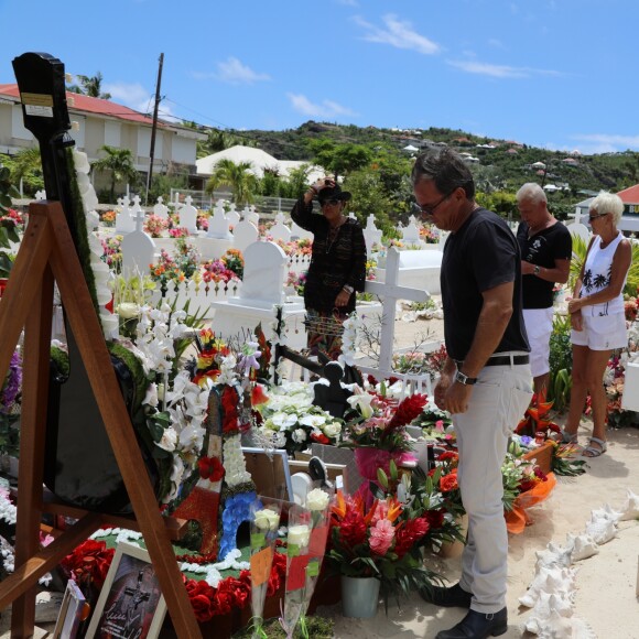 Exclusif - Les fans de Johnny Hallyday célèbrent l'anniversaire (75ans) posthume de la star sur la tombe fleurie au cimetière marin de Lorient, en l'absence de messe, de concert ou de soirée hommage organisés sur l'île de Saint-Barthélémy, Antilles françaises, France, le 15 juin 2018.