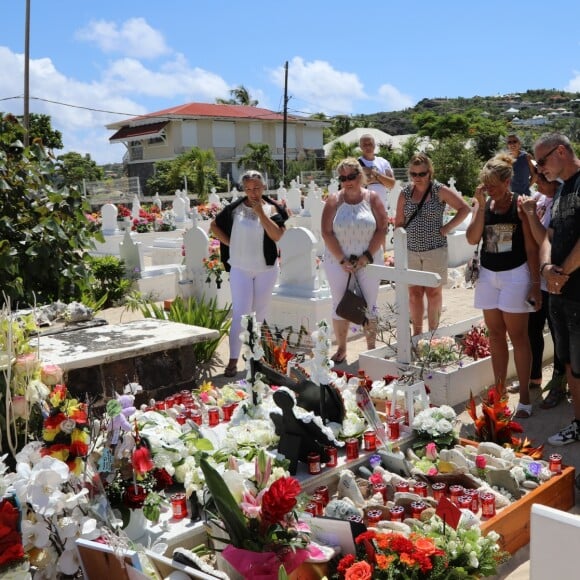 Exclusif - Les fans de Johnny Hallyday célèbrent l'anniversaire (75ans) posthume de la star sur la tombe fleurie au cimetière marin de Lorient, en l'absence de messe, de concert ou de soirée hommage organisés sur l'île de Saint-Barthélémy, Antilles françaises, France, le 15 juin 2018.