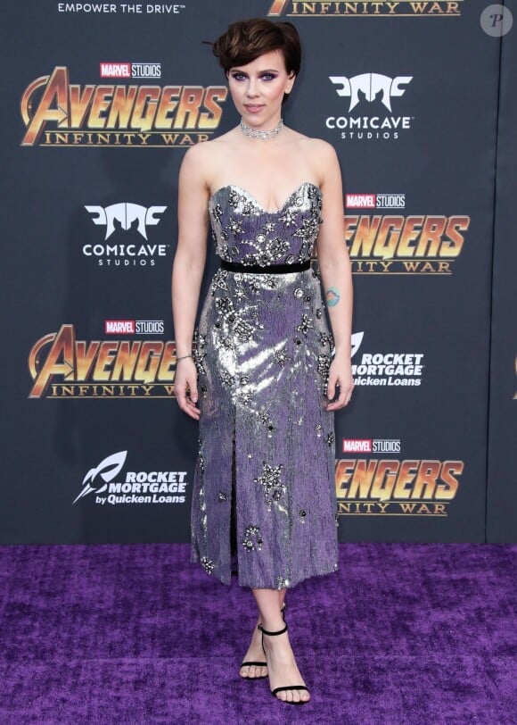 Scarlett Johansson et son compagnon Colin Jost à la première de 'Avengers: Infinity War' au théâtre El Capitan à Hollywood, le 23 avril 2018