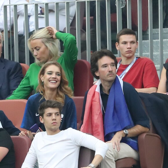 Natalia Vodianova et son compagnon Antoine Arnault - People au stade Loujniki lors de la finale de la Coupe du Monde de Football 2018 à Moscou, opposant la France à la Croatie à Moscou le 15 juillet 2018 .© Cyril Moreau/Bestimage