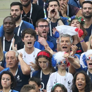 Dylan Deschamps, Nagui et sa femme Mélanie Page - People au stade Loujniki lors de la finale de la Coupe du Monde de Football 2018 à Moscou, opposant la France à la Croatie à Moscou le 15 juillet 2018 .© Cyril Moreau/Bestimage