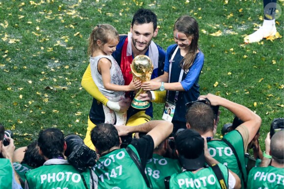 Hugo Lloris et ses filles - L'équipe de France sur la pelouse du stade Loujniki après leur victoire sur la Croatie (4-2) en finale de la Coupe du Monde 2018 (FIFA World Cup Russia2018), le 15 juillet 2018.