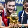 Hugo Lloris et ses filles - L'équipe de France sur la pelouse du stade Loujniki après leur victoire sur la Croatie (4-2) en finale de la Coupe du Monde 2018 (FIFA World Cup Russia2018), le 15 juillet 2018