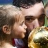 Hugo Lloris et ses filles - L'équipe de France sur la pelouse du stade Loujniki après leur victoire sur la Croatie (4-2) en finale de la Coupe du Monde 2018 (FIFA World Cup Russia2018), le 15 juillet 2018.