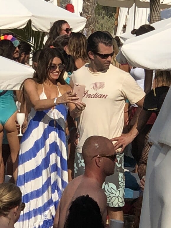 Donald Trump Jr. et sa nouvelle compagne Kimberly Guilfoyle au Nikki Beach à Saint-Tropez, le 15 juillet 2018.