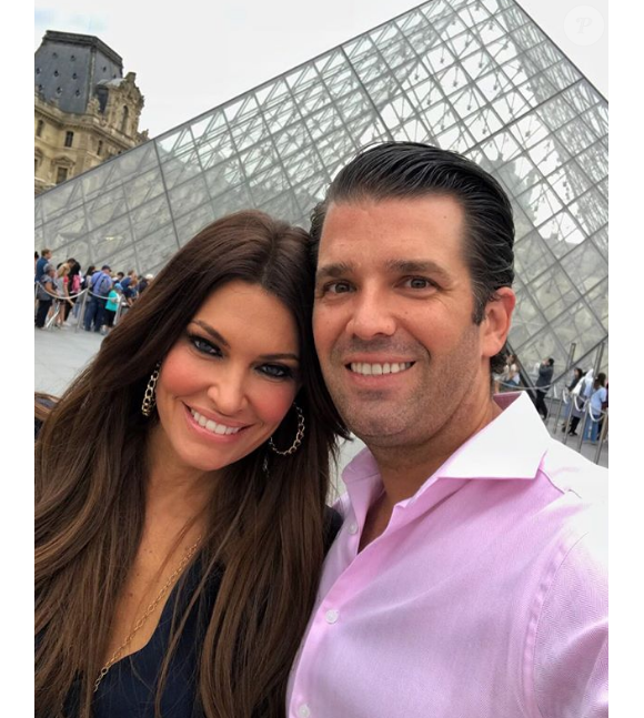 Kimberly Guilfoyle et Donald Trump Jr. devant la pyramide du Louvre. Juillet 2018.