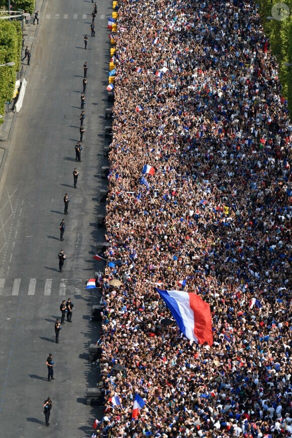 Illustration des Champs-Elysées depuis le toit de l'Arc de Triomphe à Paris, le lendemain de la victoire de la France lors de la Coupe du Monde de Football 2018 en Russie. Des milliers de fans attendent les joueurs de l'équipe de France, qui vont descendre l'avenue. Le 16 juillet 2018