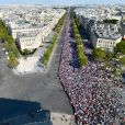 Illustration des Champs-Elysées depuis le toit de l'Arc de Triomphe à Paris, le lendemain de la victoire de la France lors de la Coupe du Monde de Football 2018 en Russie. Des milliers de fans attendent les joueurs de l'équipe de France, qui vont descendre l'avenue. Le 16 juillet 2018