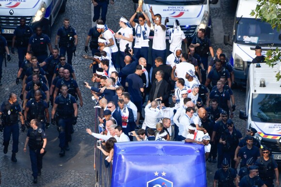 Descente des joueurs de l'équipe de France de football sur l'avenue des Champs-Elysées depuis le toit de l'Arc de Triomphe à Paris, le lendemain de la victoire de la France lors de la Coupe du Monde de Football 2018 en Russie. Le 16 juillet 2018