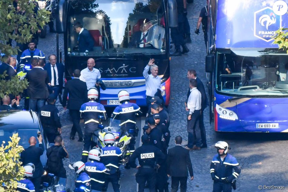 Didier Deschamps Descente Des Joueurs De L Equipe De France De Football Sur L Avenue Des Champs Elysees Depuis Le Toit De L Arc De Triomphe A Paris Le Lendem Purepeople