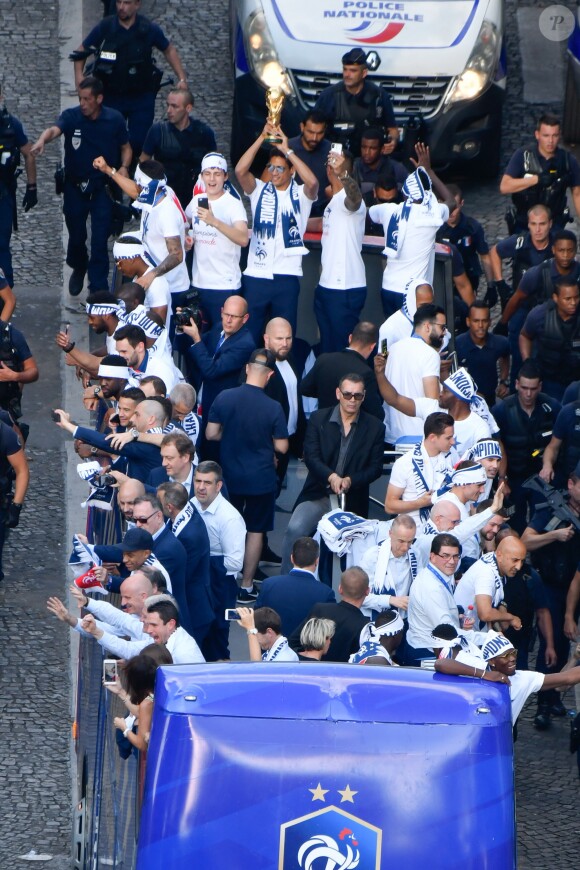Descente des joueurs de l'équipe de France de football sur l'avenue des Champs-Elysées depuis le toit de l'Arc de Triomphe à Paris, le lendemain de la victoire de la France lors de la Coupe du Monde de Football 2018 en Russie. Le 16 juillet 2018