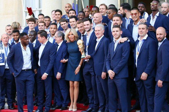 Le président de la République Française Emmanuel Macron et la Première dame Brigitte Macron, accueillent les joueurs de l'équipe de France (Les Bleus) et son sélectionneur Didier Deschamps, le président de la Fédération Française de Football Noël Le Graët et des membres de la FFF, au Palais de l'Elysée. L'équipe de France est en provenance directe de Russie où elle a été sacrée Championne du Monde 2018, pour la deuxième fois de son histoire, après sa victoire en finale face à la Croatie (42). Paris, le 16 juillet 2018. © Stéphane Lemouton/Bestimage