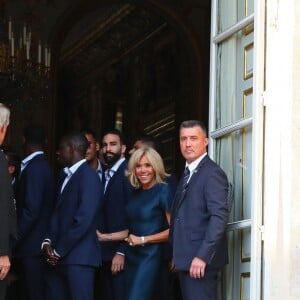 La première dame Brigitte Macron - Le président de la République Française E. Macron et la Première dame B. Macron, accueillent les joueurs de l'équipe de France (Les Bleus) et son sélectionneur D. Deschamps, le président de la Fédération Française de Football N. Le Graët et des membres de la FFF, dans les jardins du Palais de l'Elysée à Paris, le 16 juillet 2018. L'équipe de France a été sacrée Championne du Monde 2018, pour la deuxième fois de son histoire, après sa victoire en finale face à la Croatie (4-2) © Sébastien Valiela/Bestimage