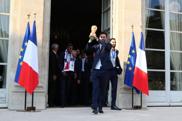 Hugo Lloris, Adil Rami - Le président de la République Française E. Macron et la Première dame B. Macron, accueillent les joueurs de l'équipe de France (Les Bleus) et son sélectionneur D. Deschamps, le président de la Fédération Française de Football N. Le Graët et des membres de la FFF, dans les jardins du Palais de l'Elysée à Paris, le 16 juillet 2018. L'équipe de France a été sacrée Championne du Monde 2018, pour la deuxième fois de son histoire, après sa victoire en finale face à la Croatie (4-2) © Sébastien Valiela/Bestimage