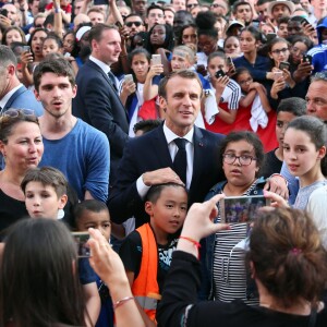 Le président français Emmanuel Macron pose avec les enfants d'associations sportives - Le président de la République Française E. Macron et la Première dame B. Macron, accueillent les joueurs de l'équipe de France (Les Bleus) et son sélectionneur D. Deschamps, le président de la Fédération Française de Football N. Le Graët et des membres de la FFF, dans les jardins du Palais de l'Elysée à Paris, le 16 juillet 2018. L'équipe de France a été sacrée Championne du Monde 2018, pour la deuxième fois de son histoire, après sa victoire en finale face à la Croatie (4-2) © Sébastien Valiela/Bestimage