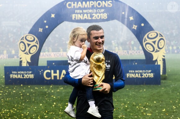 Antoine Griezmann avec le trophée de la Coupe du monde et sa fille Mia - Finale de la Coupe du Monde de Football 2018 en Russie à Moscou, opposant la France à la Croatie (4-2).
