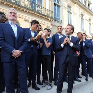 Noël Le Graët , Ousmane Dembélé, Didier Deschamps, Raphaël Varane, Olivier Giroud, Hugo Lloris, Emmanuel Macron, Alphonse Aerola, Djibril Sidibé, Nabil Fékir, Florian Thauvin - Le président de la République Française E. Macron et la Première dame B. Macron, accueillent les joueurs de l'équipe de France (Les Bleus) et son sélectionneur D. Deschamps, le président de la Fédération Française de Football N. Le Graët et des membres de la FFF, dans les jardins du Palais de l'Elysée à Paris, le 16 juillet 2018. L'équipe de France a été sacrée Championne du Monde 2018, pour la deuxième fois de son histoire, après sa victoire en finale face à la Croatie (4-2) © Sébastien Valiela/Bestimage