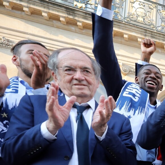 Corentin Tolisso, Noël Le Graët , Didier Deschamps, Raphaël Varane, Olivier Giroud, Emmanuel Macron, Alphonse Aerola, Djibril Sidibé, Nabil Fékir, Florian Thauvin - Le président de la République Française E. Macron et la Première dame B. Macron, accueillent les joueurs de l'équipe de France (Les Bleus) et son sélectionneur D. Deschamps, le président de la Fédération Française de Football N. Le Graët et des membres de la FFF, dans les jardins du Palais de l'Elysée à Paris, le 16 juillet 2018. L'équipe de France a été sacrée Championne du Monde 2018, pour la deuxième fois de son histoire, après sa victoire en finale face à la Croatie (4-2) © Sébastien Valiela/Bestimage