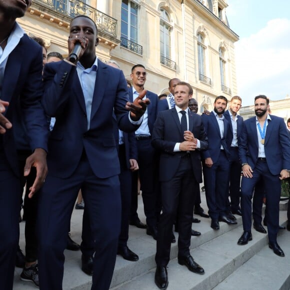 Paul Pogba, Benjamin Mendy, Alphonse Areola, Emmanuel Macron, N'Golo Kanté, Nabil Fékir, Adil Rami - Le président de la République Française E. Macron et la Première dame B. Macron, accueillent les joueurs de l'équipe de France (Les Bleus) et son sélectionneur D. Deschamps, le président de la Fédération Française de Football N. Le Graët et des membres de la FFF, dans les jardins du Palais de l'Elysée à Paris, le 16 juillet 2018. L'équipe de France a été sacrée Championne du Monde 2018, pour la deuxième fois de son histoire, après sa victoire en finale face à la Croatie (4-2) © Sébastien Valiela/Bestimage