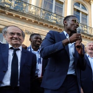 Ousmane Dembélé, Noël Le Graët , Paul Pogba, Didier Deschamps, Hugo Lloris, Alphonse Areola, Emmanuel Macron, Nabil Fékir, Benjamin Mendy, Adil Rami - Le président de la République Française E. Macron et la Première dame B. Macron, accueillent les joueurs de l'équipe de France (Les Bleus) et son sélectionneur D. Deschamps, le président de la Fédération Française de Football N. Le Graët et des membres de la FFF, dans les jardins du Palais de l'Elysée à Paris, le 16 juillet 2018. L'équipe de France a été sacrée Championne du Monde 2018, pour la deuxième fois de son histoire, après sa victoire en finale face à la Croatie (4-2) © Sébastien Valiela/Bestimage