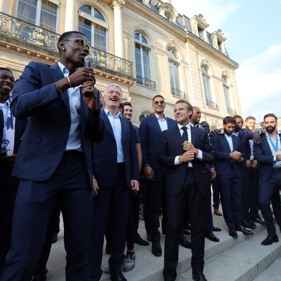 Ousmane Dembélé, Noël Le Graët , Paul Pogba, Didier Deschamps, Hugo Lloris, Alphonse Areola, Emmanuel Macron, Nabil Fékir, Benjamin Mendy, Adil Rami - Le président de la République Française E. Macron et la Première dame B. Macron, accueillent les joueurs de l'équipe de France (Les Bleus) et son sélectionneur D. Deschamps, le président de la Fédération Française de Football N. Le Graët et des membres de la FFF, dans les jardins du Palais de l'Elysée à Paris, le 16 juillet 2018. L'équipe de France a été sacrée Championne du Monde 2018, pour la deuxième fois de son histoire, après sa victoire en finale face à la Croatie (4-2) © Sébastien Valiela/Bestimage
