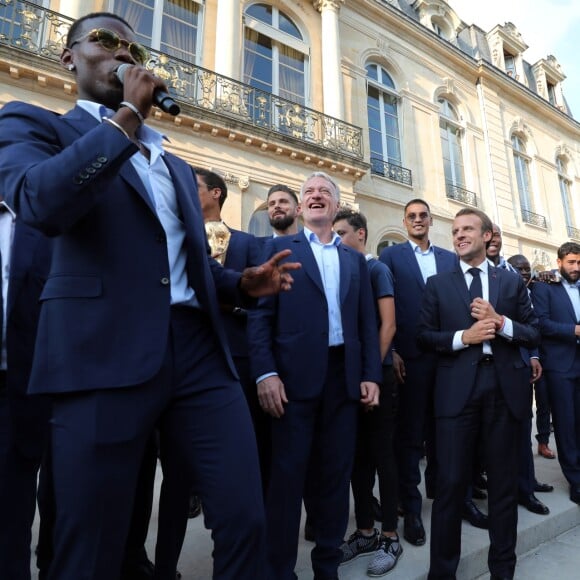 Paul Pogba, Olivier Giroud, Didier Deschamps, Hugo Lloris, Alphonse Areola, Emmanuel Macron, Nabil Fékir, Benjamin Mendy, Adil Rami - Le président de la République Française E. Macron et la Première dame B. Macron, accueillent les joueurs de l'équipe de France (Les Bleus) et son sélectionneur D. Deschamps, le président de la Fédération Française de Football N. Le Graët et des membres de la FFF, dans les jardins du Palais de l'Elysée à Paris, le 16 juillet 2018. L'équipe de France a été sacrée Championne du Monde 2018, pour la deuxième fois de son histoire, après sa victoire en finale face à la Croatie (4-2) © Sébastien Valiela/Bestimage