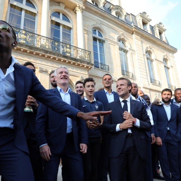 Paul Pogba, Didier Deschamps, Hugo Lloris, Alphonse Areola, Emmanuel Macron, Nabil Fékir, Benjamin Mendy, Adil Rami - Le président de la République Française E. Macron et la Première dame B. Macron, accueillent les joueurs de l'équipe de France (Les Bleus) et son sélectionneur D. Deschamps, le président de la Fédération Française de Football N. Le Graët et des membres de la FFF, dans les jardins du Palais de l'Elysée à Paris, le 16 juillet 2018. L'équipe de France a été sacrée Championne du Monde 2018, pour la deuxième fois de son histoire, après sa victoire en finale face à la Croatie (4-2) © Sébastien Valiela/Bestimage