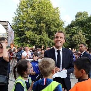 Le président français Emmanuel Macron pose avec les enfants d'associations sportives - Le président de la République Française E. Macron et la Première dame B. Macron, accueillent les joueurs de l'équipe de France (Les Bleus) et son sélectionneur D. Deschamps, le président de la Fédération Française de Football N. Le Graët et des membres de la FFF, dans les jardins du Palais de l'Elysée à Paris, le 16 juillet 2018. L'équipe de France a été sacrée Championne du Monde 2018, pour la deuxième fois de son histoire, après sa victoire en finale face à la Croatie (4-2) © Sébastien Valiela/Bestimage