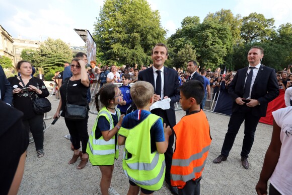Le président français Emmanuel Macron pose avec les enfants d'associations sportives - Le président de la République Française E. Macron et la Première dame B. Macron, accueillent les joueurs de l'équipe de France (Les Bleus) et son sélectionneur D. Deschamps, le président de la Fédération Française de Football N. Le Graët et des membres de la FFF, dans les jardins du Palais de l'Elysée à Paris, le 16 juillet 2018. L'équipe de France a été sacrée Championne du Monde 2018, pour la deuxième fois de son histoire, après sa victoire en finale face à la Croatie (4-2) © Sébastien Valiela/Bestimage