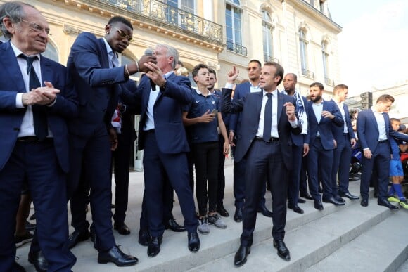 Noël Le Graët , Paul Pogba, Didier Deschamps, Alphonse Areola, Emmanuel Macron, Djibril Sidibé, Nabil Fékir, Florian Thauvin - Le président de la République Française E. Macron et la Première dame B. Macron, accueillent les joueurs de l'équipe de France (Les Bleus) et son sélectionneur D. Deschamps, le président de la Fédération Française de Football N. Le Graët et des membres de la FFF, dans les jardins du Palais de l'Elysée à Paris, le 16 juillet 2018. L'équipe de France a été sacrée Championne du Monde 2018, pour la deuxième fois de son histoire, après sa victoire en finale face à la Croatie (4-2) © Sébastien Valiela/Bestimage