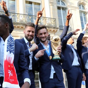 Olivier Giroud, Hugo Lloris, Alphonse Areola, Benjamin Pavard - Le président de la République Française E. Macron et la Première dame B. Macron, accueillent les joueurs de l'équipe de France (Les Bleus) et son sélectionneur D. Deschamps, le président de la Fédération Française de Football N. Le Graët et des membres de la FFF, dans les jardins du Palais de l'Elysée à Paris, le 16 juillet 2018. L'équipe de France a été sacrée Championne du Monde 2018, pour la deuxième fois de son histoire, après sa victoire en finale face à la Croatie (4-2) © Sébastien Valiela/Bestimage