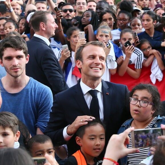 Le président français Emmanuel Macron pose avec les enfants d'associations sportives - Le président de la République Française E. Macron et la Première dame B. Macron, accueillent les joueurs de l'équipe de France (Les Bleus) et son sélectionneur D. Deschamps, le président de la Fédération Française de Football N. Le Graët et des membres de la FFF, dans les jardins du Palais de l'Elysée à Paris, le 16 juillet 2018. L'équipe de France a été sacrée Championne du Monde 2018, pour la deuxième fois de son histoire, après sa victoire en finale face à la Croatie (4-2) © Sébastien Valiela/Bestimage