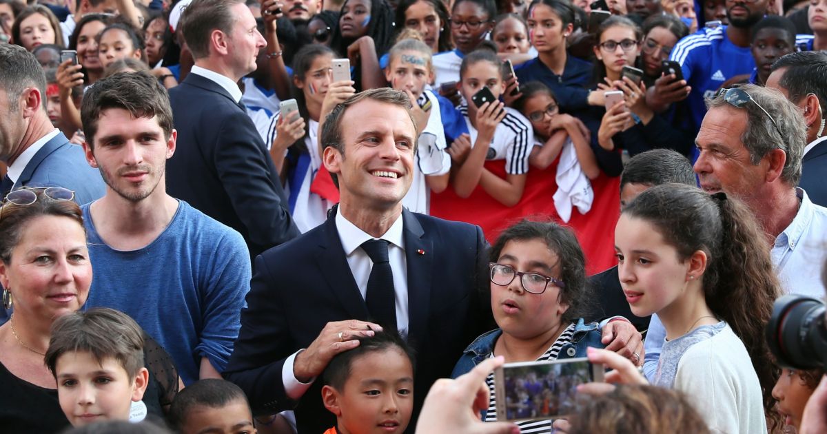 Le Président Français Emmanuel Macron Pose Avec Les Enfants D ...