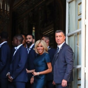 La première dame Brigitte Macron - Le président de la République Française E. Macron et la Première dame B. Macron, accueillent les joueurs de l'équipe de France (Les Bleus) et son sélectionneur D. Deschamps, le président de la Fédération Française de Football N. Le Graët et des membres de la FFF, dans les jardins du Palais de l'Elysée à Paris, le 16 juillet 2018. L'équipe de France a été sacrée Championne du Monde 2018, pour la deuxième fois de son histoire, après sa victoire en finale face à la Croatie (4-2) © Sébastien Valiela/Bestimage