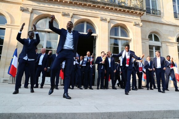 Benjamin Mendy, Paul Pogba, Ousmane Dembélé, Antoine Griezmann - Le président de la République Française E. Macron et la Première dame B. Macron, accueillent les joueurs de l'équipe de France (Les Bleus) et son sélectionneur D. Deschamps, le président de la Fédération Française de Football N. Le Graët et des membres de la FFF, dans les jardins du Palais de l'Elysée à Paris, le 16 juillet 2018. L'équipe de France a été sacrée Championne du Monde 2018, pour la deuxième fois de son histoire, après sa victoire en finale face à la Croatie (4-2) © Sébastien Valiela/Bestimage